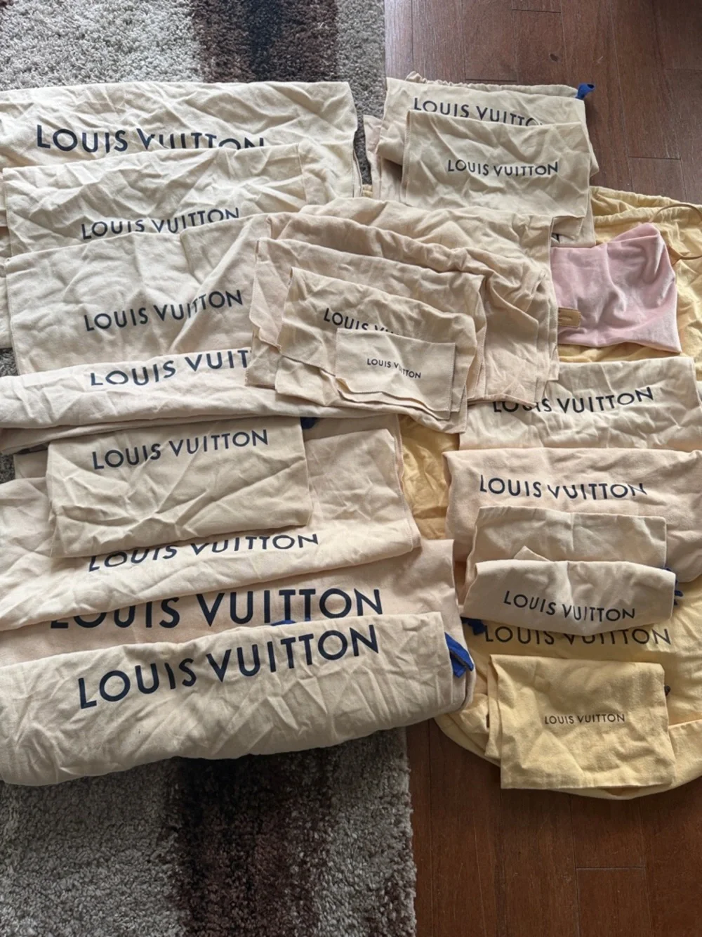 Louis Vuitton Cream Dust Bag assortment - Picture 2 of 3